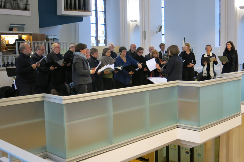 Der Chor, bestehend aus Kirchenmusikerinnen und Kirchenmusikern sowie aus Mitgliedern des Vokalensembles Fanny Hensel, singt unter der Leitung von KMD Dr. Britta Martini. 